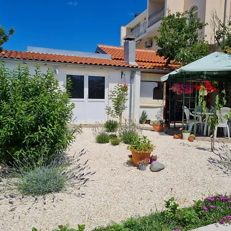 Lana Brodarica (Sibenik-Knin)